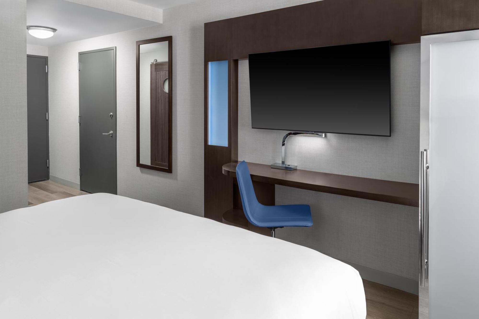 Zimmer mit Kingsize-Bett und rollstuhlgerechter Dusche – für Hörgeschädigte und Gäste mit Mobilitätseinschränkungen geeignet