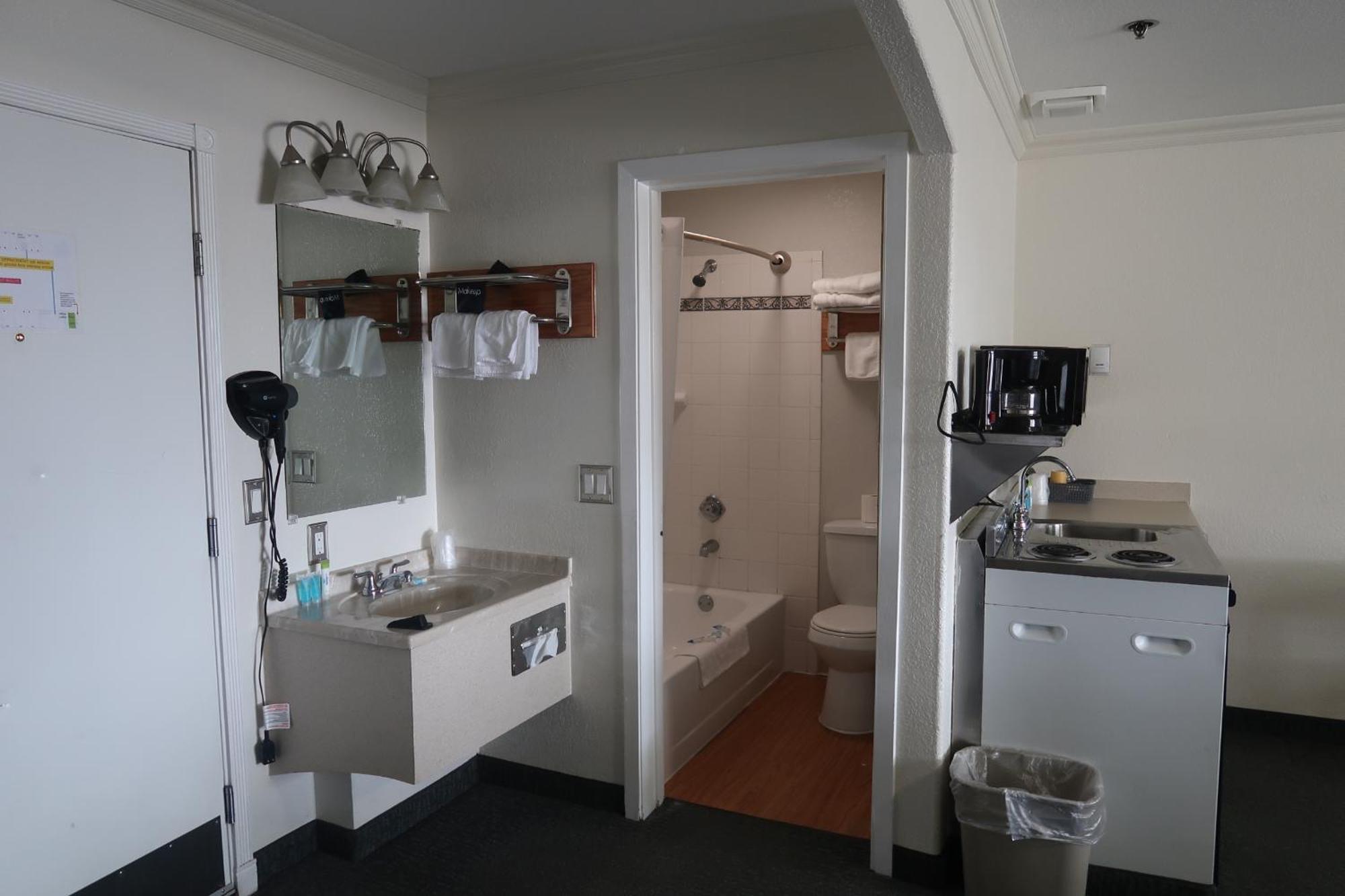 Queen Room Two Queen Beds Kitchenette,1773709312:JPEG