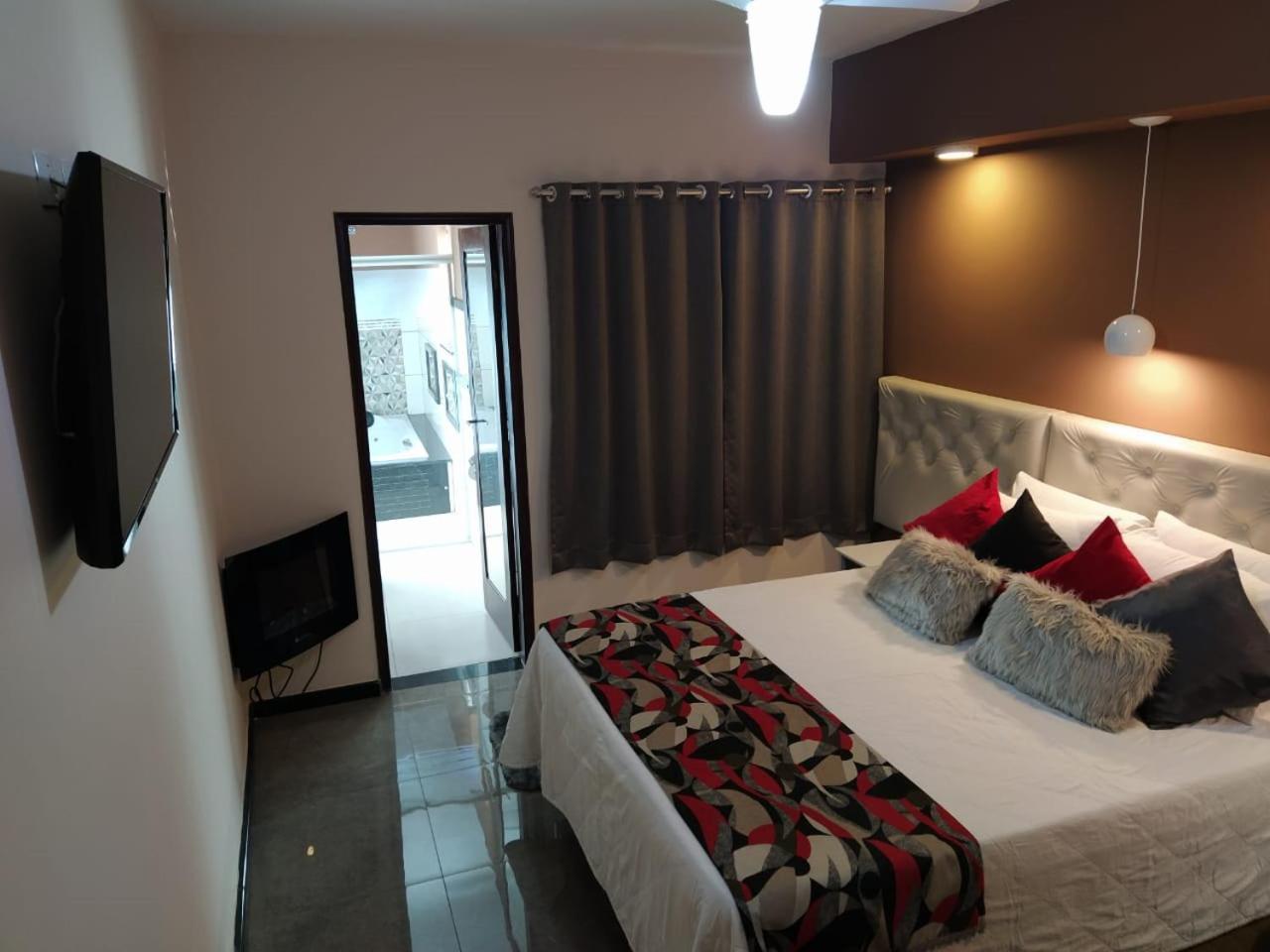 Quarto com Cama Queen-size e Banheira de Hidromassagem