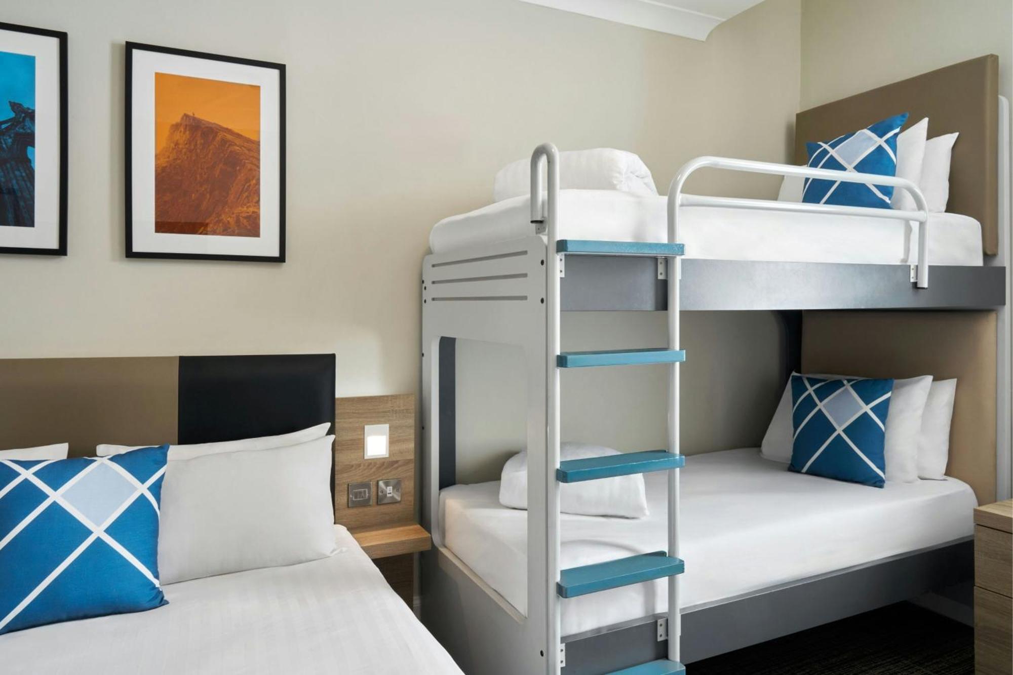 Chambre Familiale avec 1 Lit Double et 2 Lits Superposés