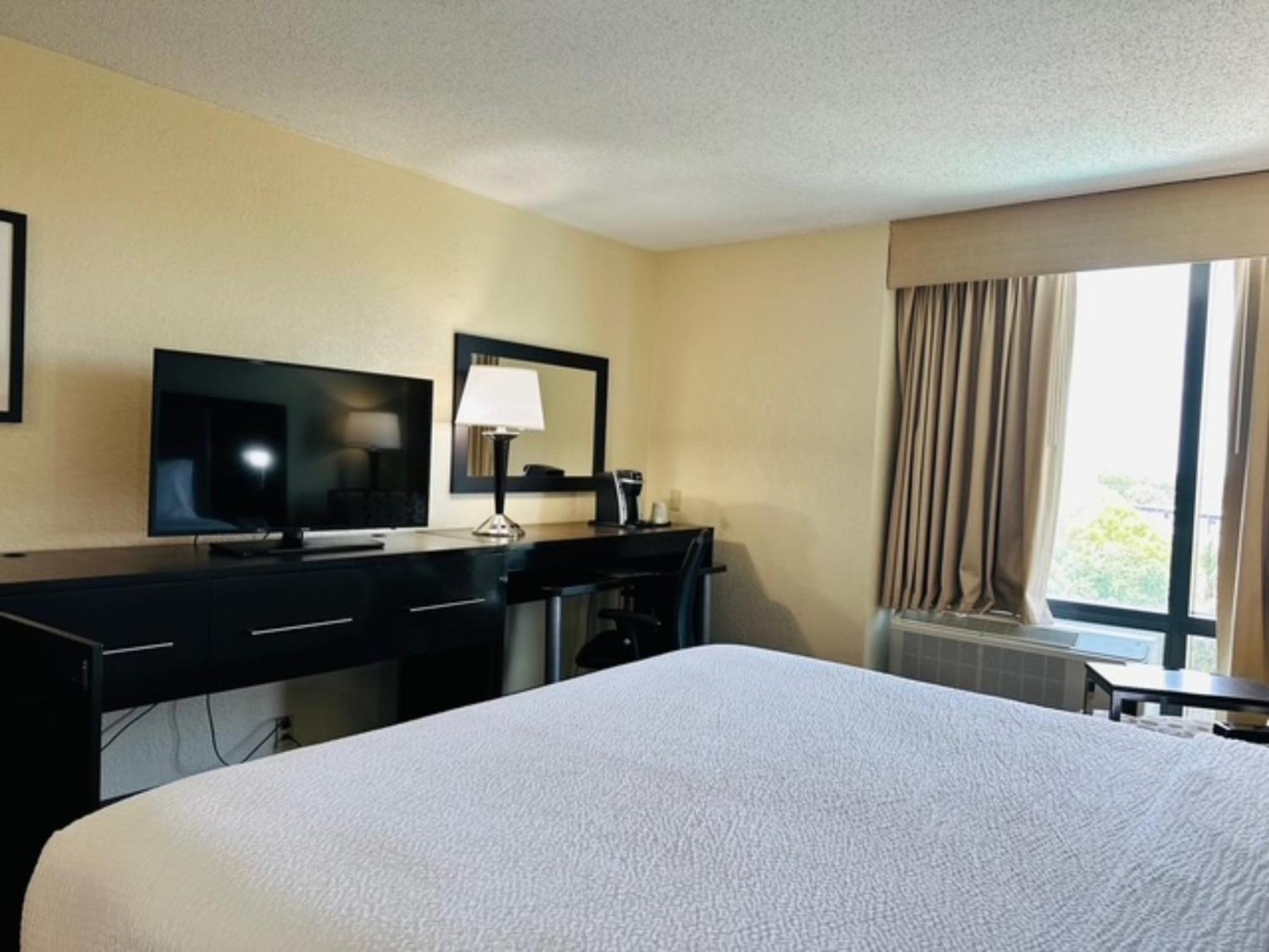 Quarto com Cama King-size - Acessível para Hóspedes com Capacidade Auditiva Reduzida e Banheiro Acessível para Hóspedes com Mobilidade Reduzida