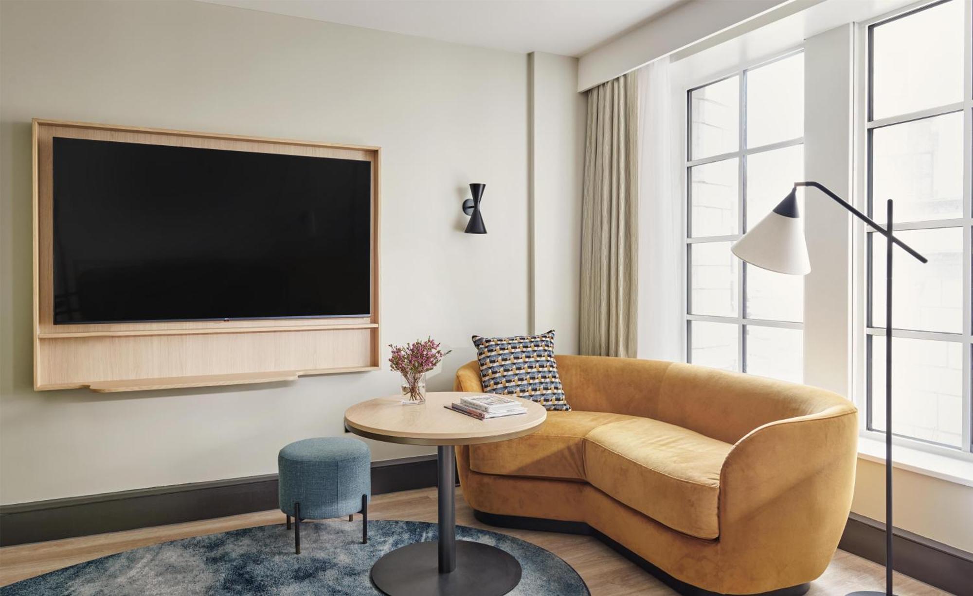 Habitación con cama extragrande.