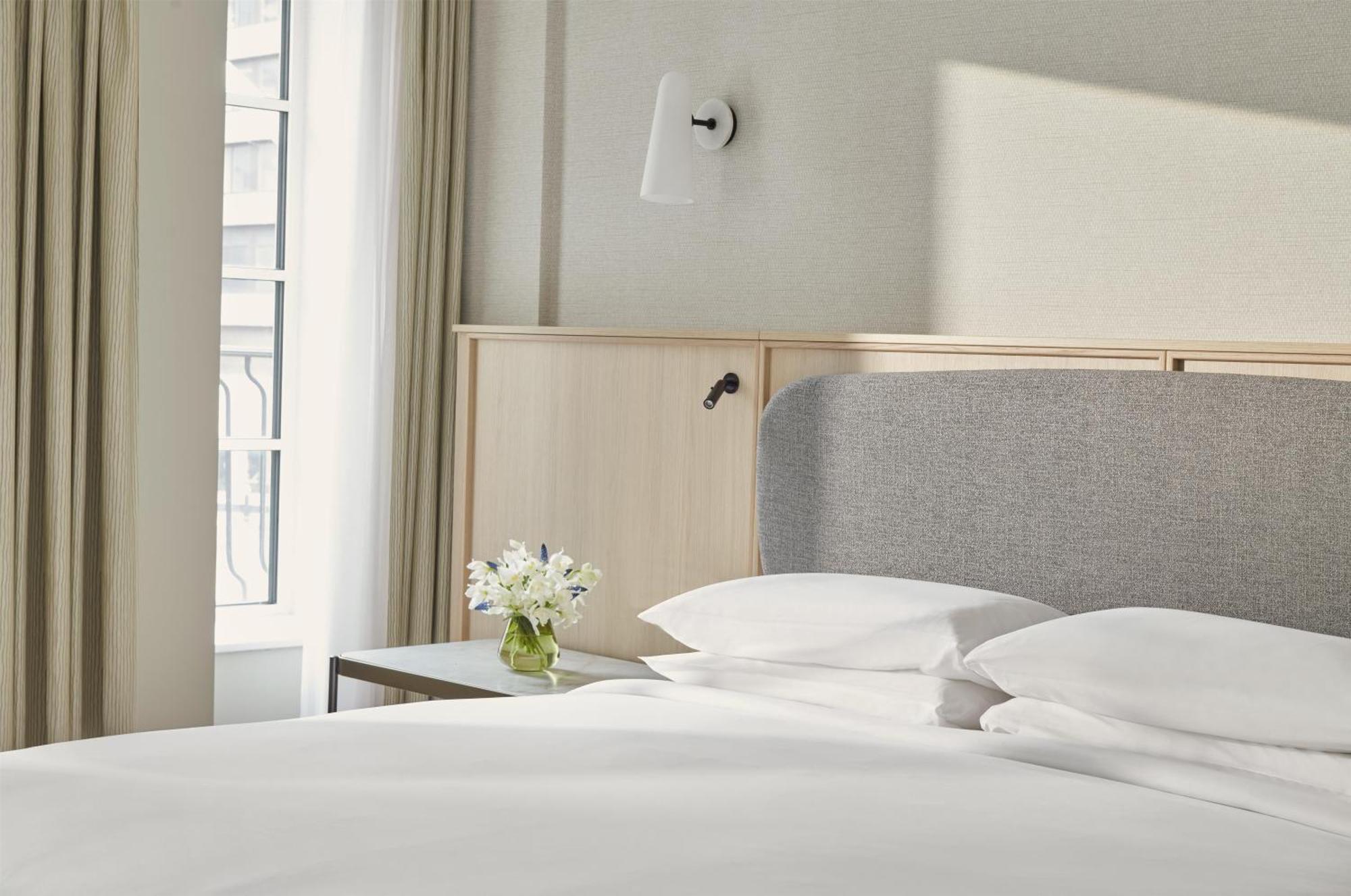 Habitación con cama extragrande y ducha adaptada - Adaptada para personas de movilidad reducida