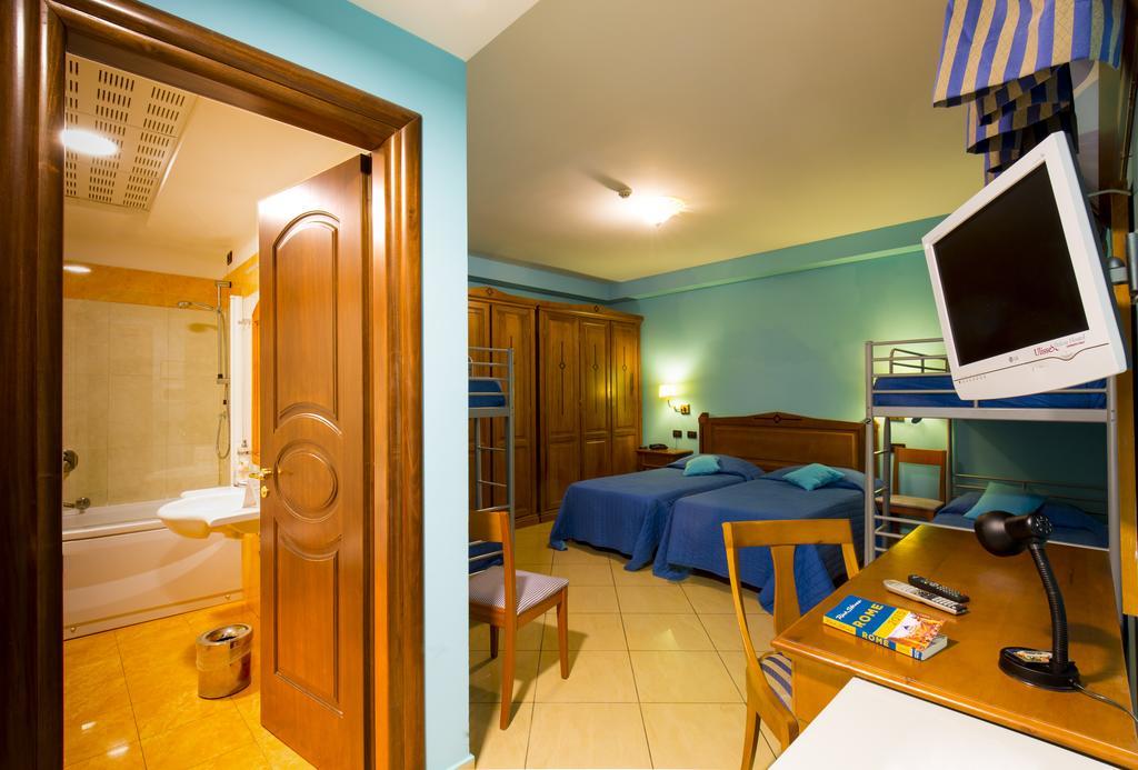 Cama en habitación compartida femenina de 6 camas