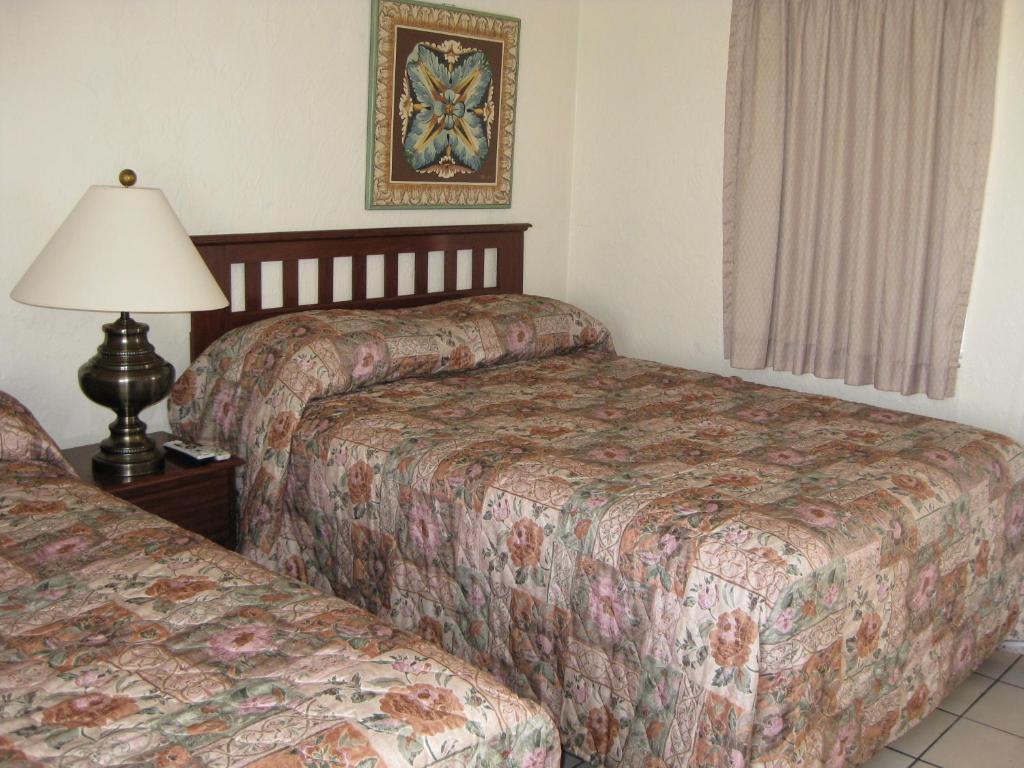 Queen Room with Two Queen Beds - Non-Smoking,114637784:JPEG