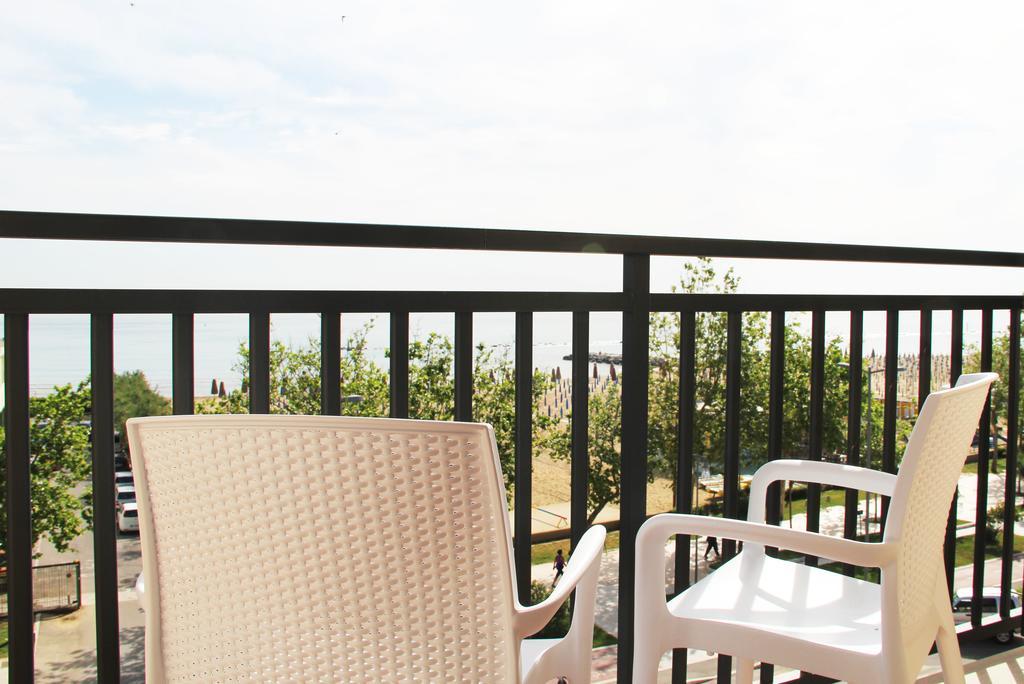 Camera Matrimoniale con Balcone e Vista Mare
