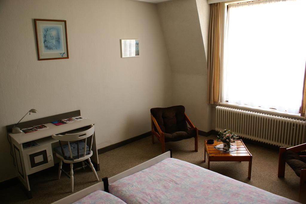 Tweepersoonskamer met 2 Aparte Bedden en Gedeelde Badkamer