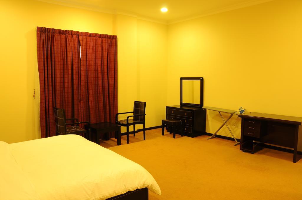 Studio Two Queen Beds High Floor Bathtub Sofa Bed Mobility Access or Hearing Accessible,1632277766:JPEG