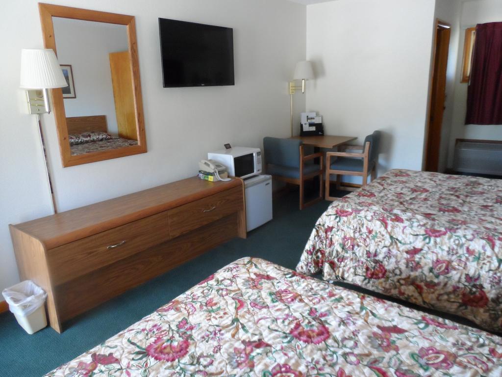 Queen Room Two Queen Beds,682859961:JPEG