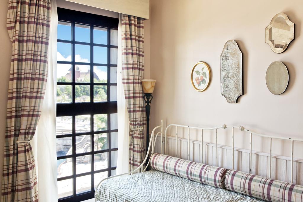 Chambre Familiale avec Accès au Parc d’Attractions PortAventura (2 Adultes + 3 Enfants) + 1 Billet pour Ferrari Land