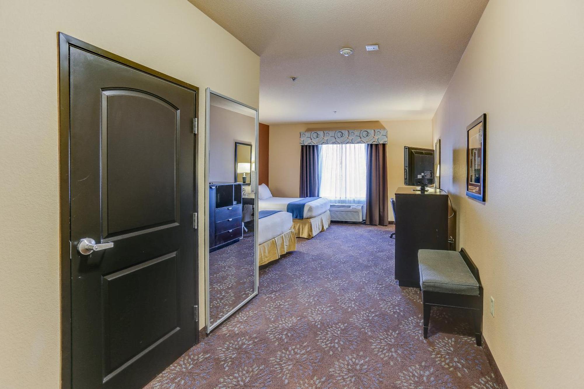 Standard Queen Room with Two Queen Beds and Mobility Accessible Tub,277686049:JPEG