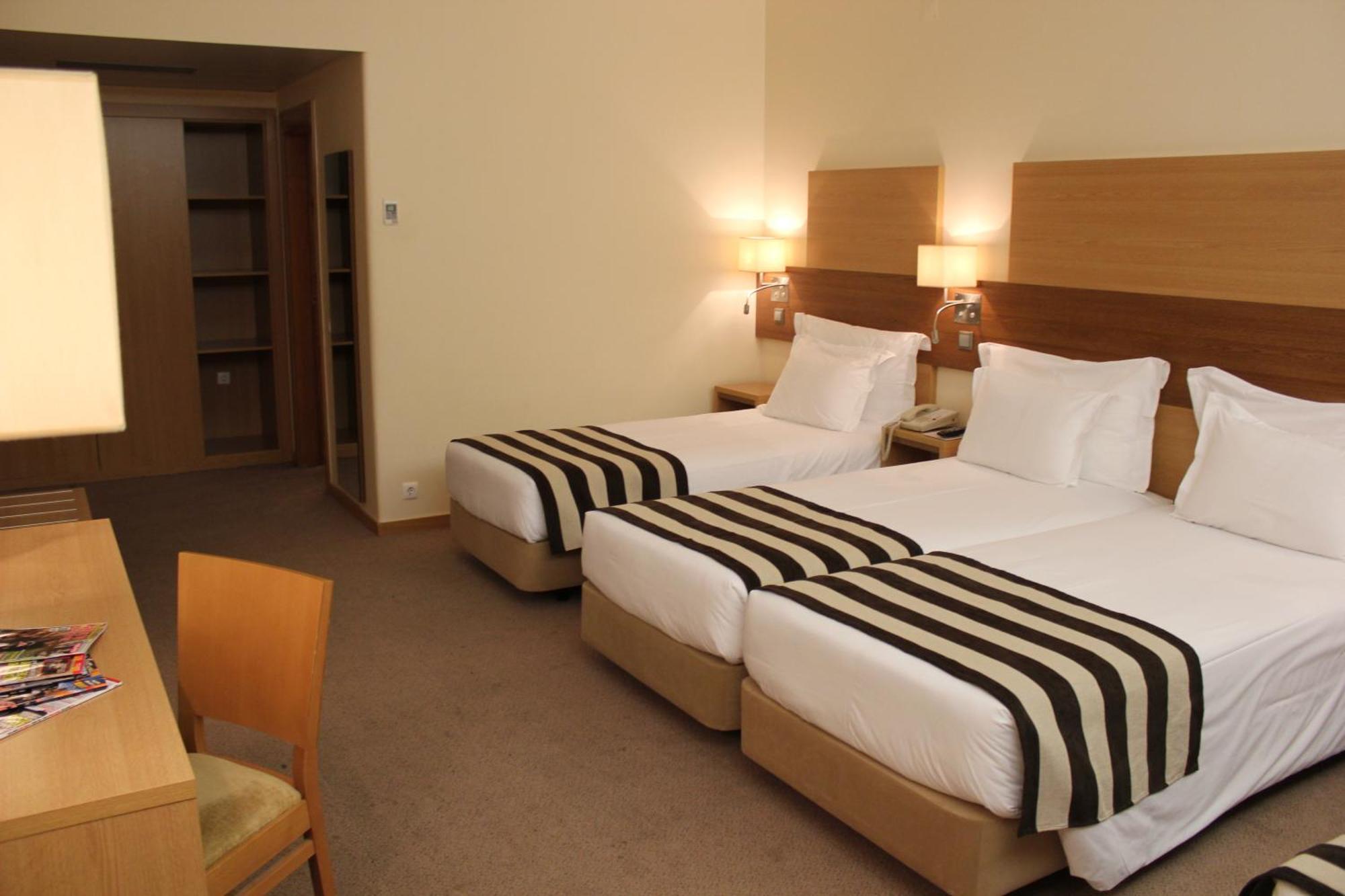 Tweepersoonskamer met 2 Aparte Bedden en een Extra Bed