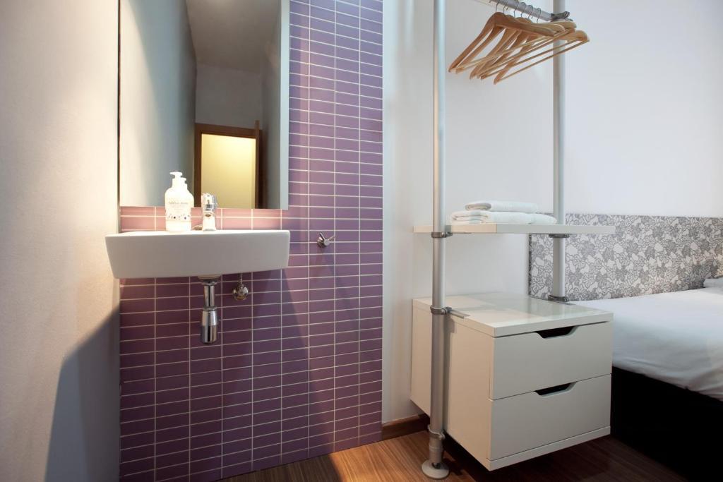 Single Room,32232109:JPEG