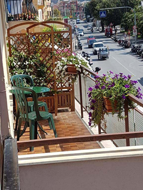 Camera Matrimoniale con Balcone e Vista Mare