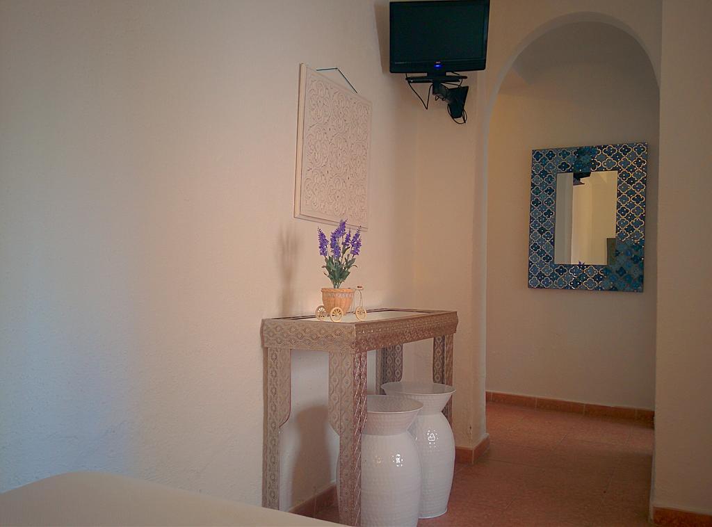 Twin Room,779752107:JPEG
