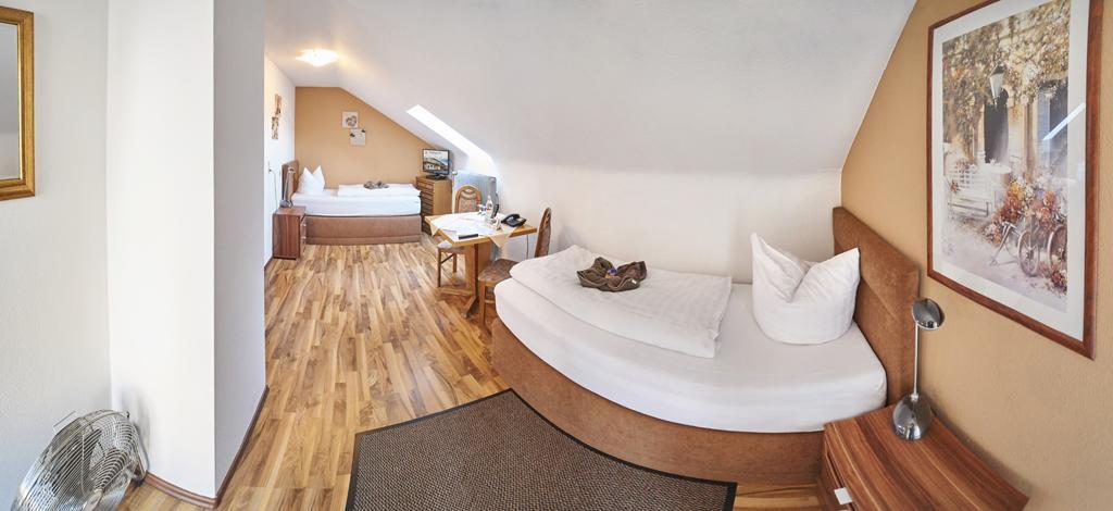 Zweibettzimmer mit Dusche