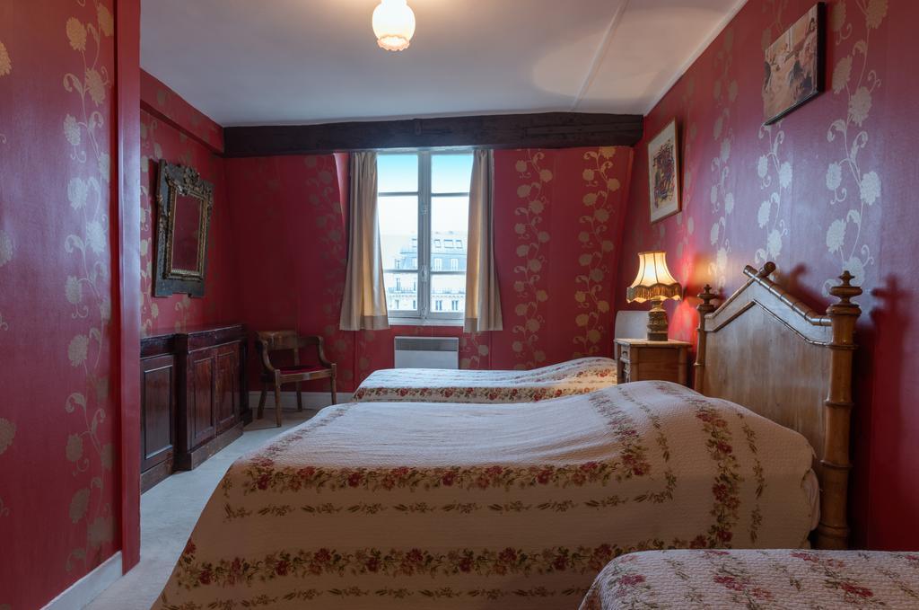 Quadruple Room view on Notre-Dame,382142785:JPEG