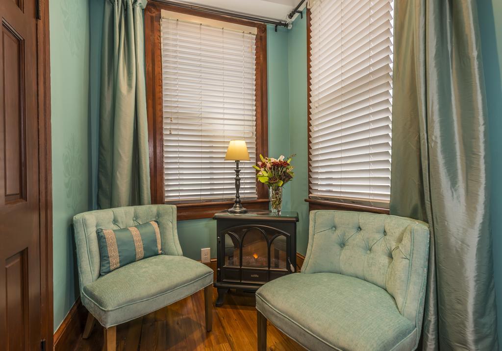 Deluxe King Room - Aquamarine Room