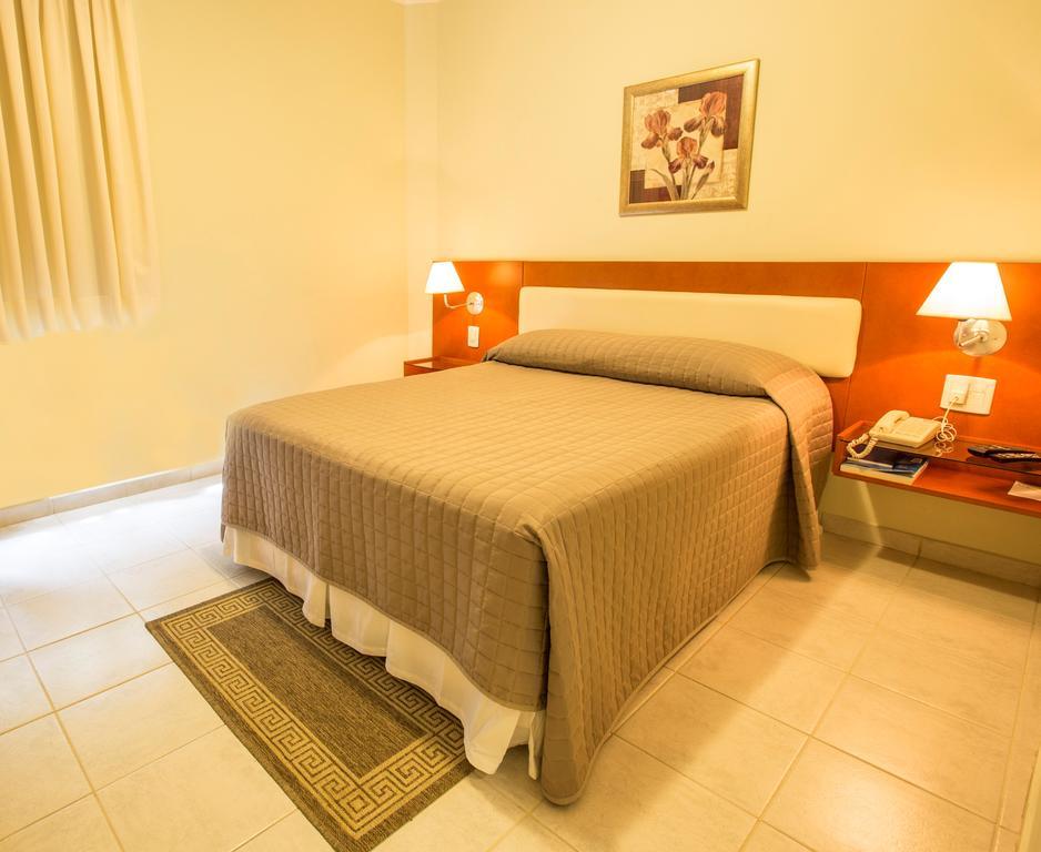 Quarto com Cama de Casal