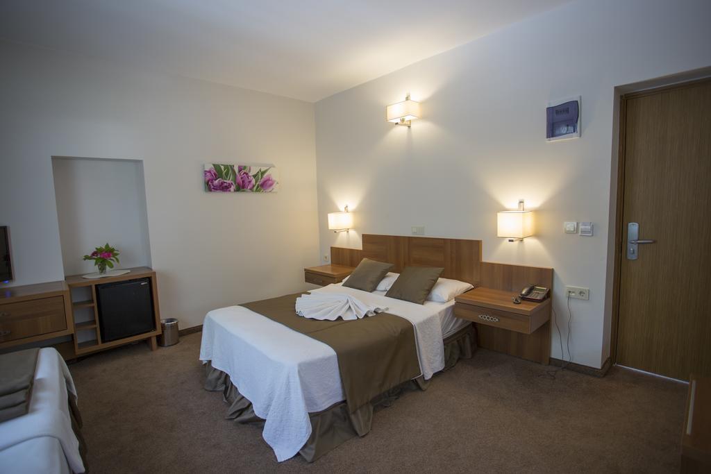 Dreibettzimmer mit Gartenblick