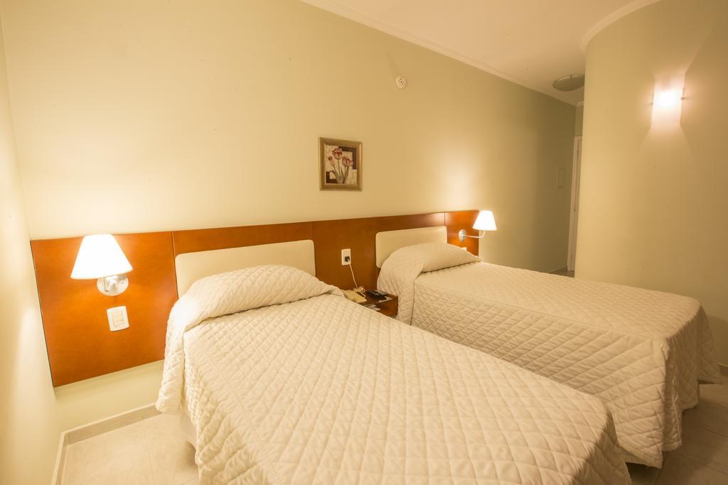 Quarto com 2 Camas de Solteiro