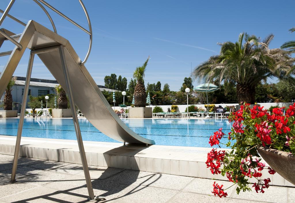 Camera Familiare con Balcone e Vista Piscina