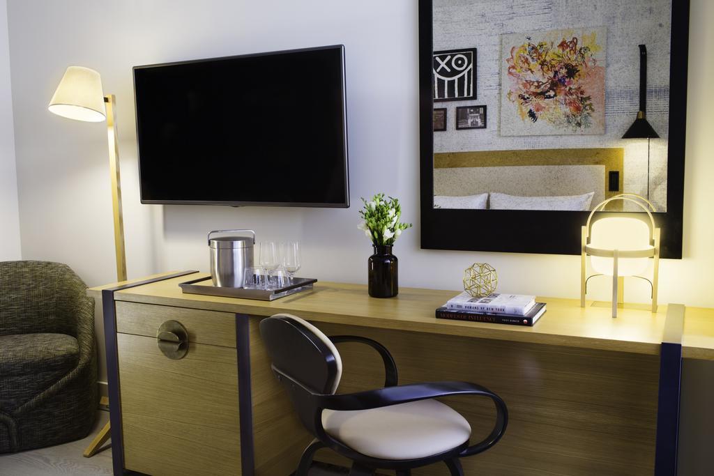 Doppelzimmer mit 2 Doppelbetten und Stadtblick