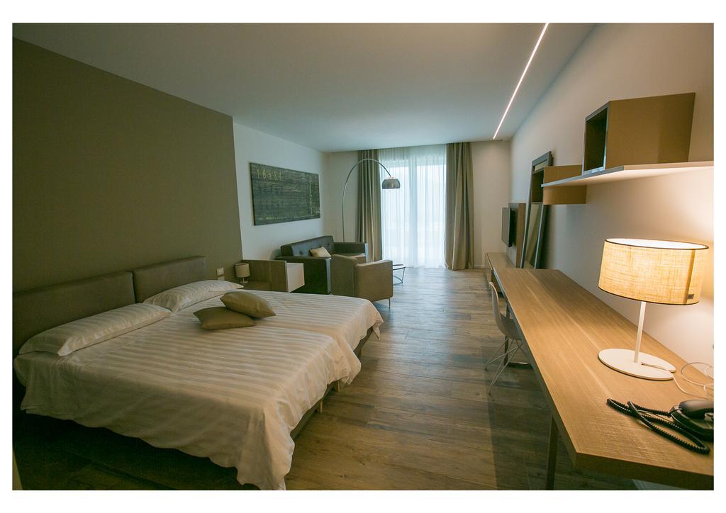 Junior Suite mit Veranda und Poolblick – Erdgeschoss
