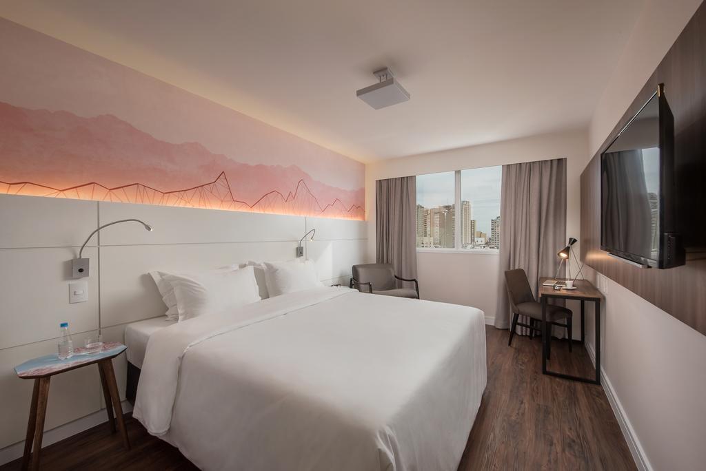 Quarto duplo standard com cama queen size