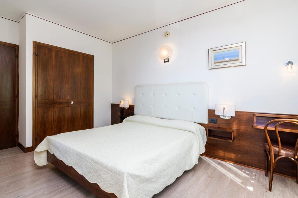 Double or Twin Room,443320581:JPEG