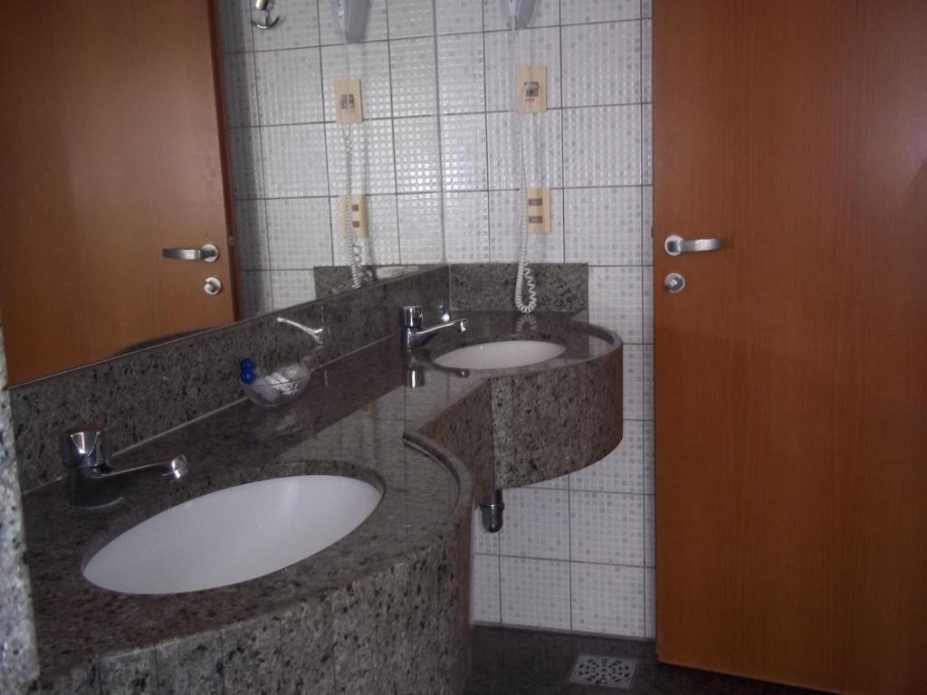 Suíte com Cama King-size e Banheira de Hidromassagem