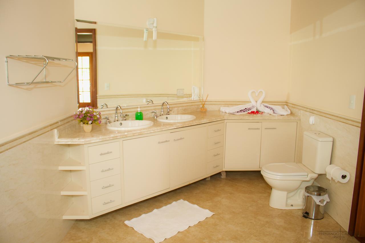 Suíte com Cama Queen-size e Vista da Piscina
