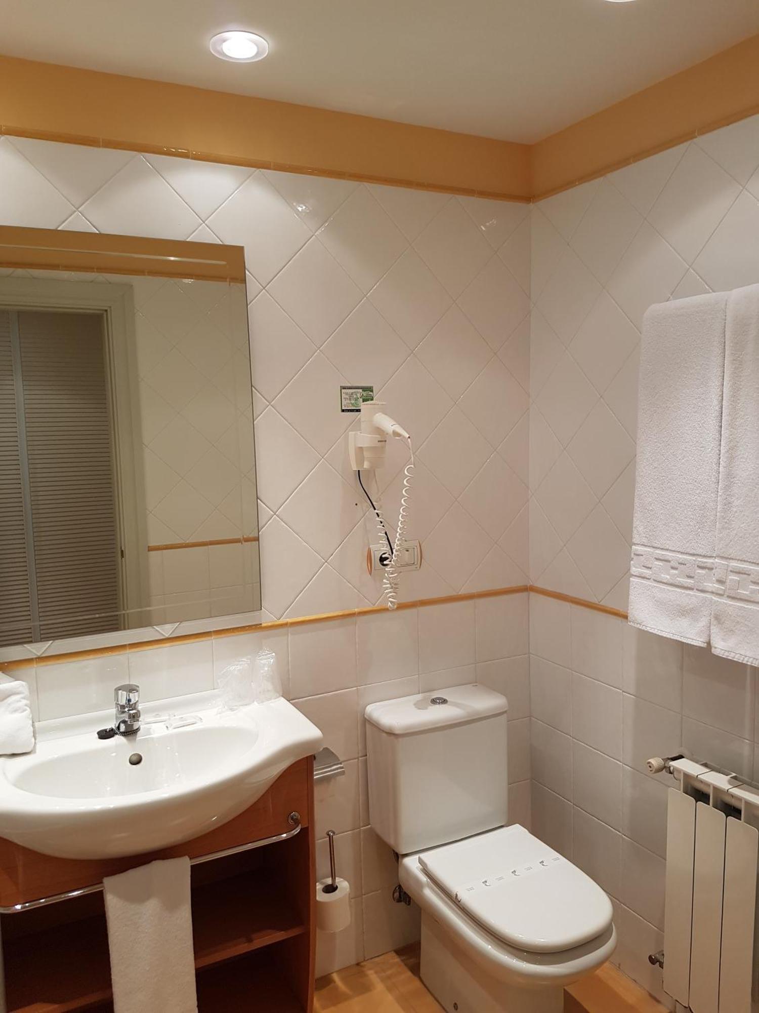 Standard Double or Twin Room,525715812:JPEG