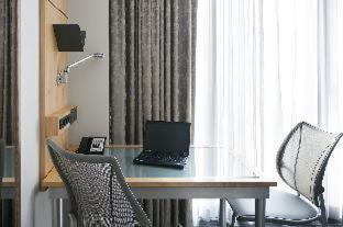 Kleines Zimmer mit Queensize-Bett