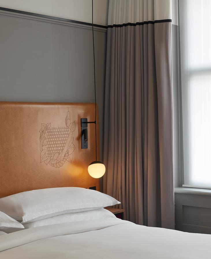 Zimmer mit Kingsize-Bett