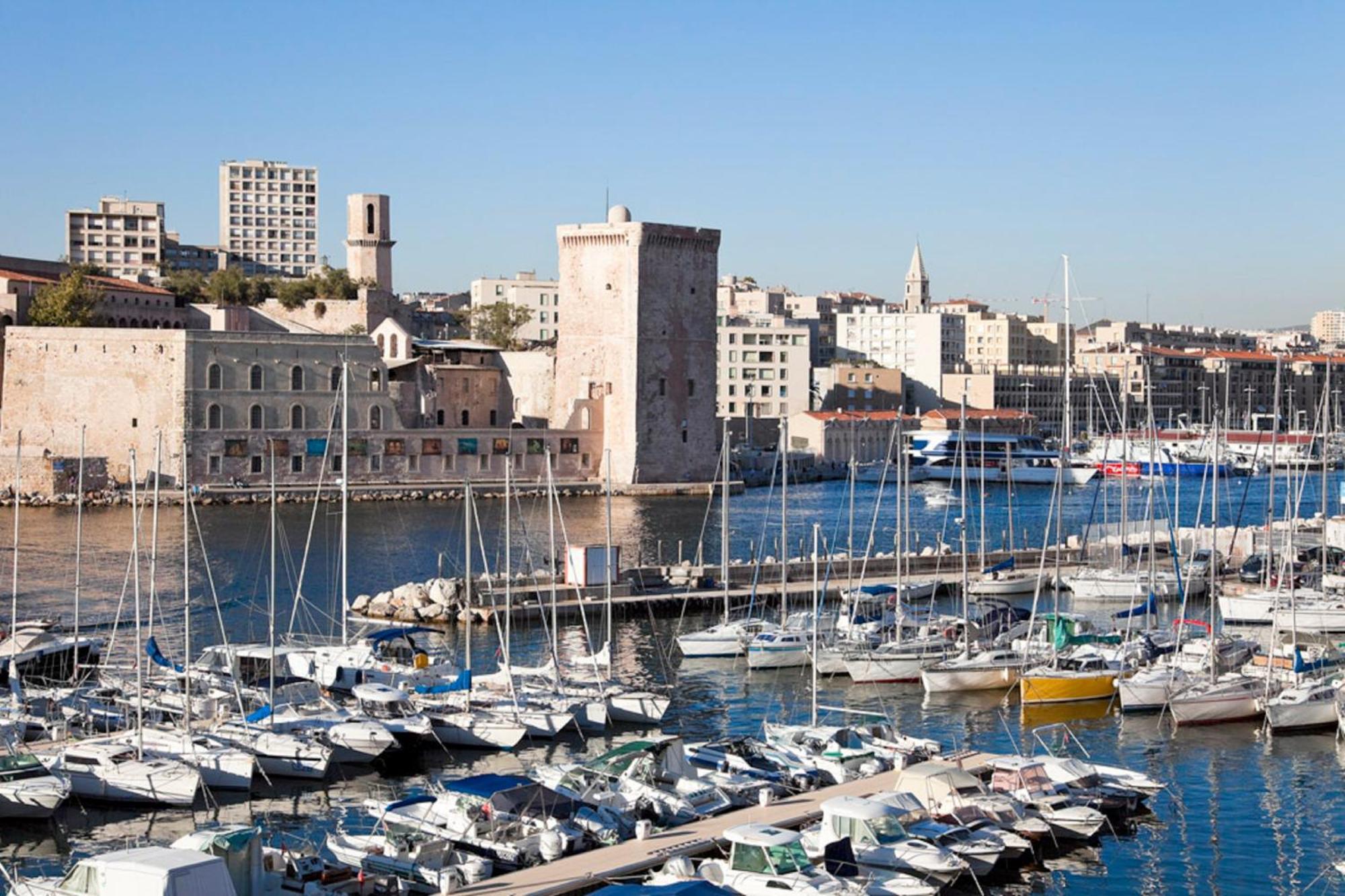 Chambre Lit Queen-Size de Luxe avec Vue sur le Port