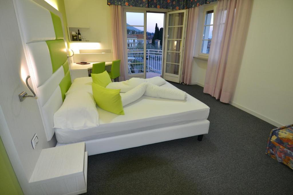 Doppel-/Zweibettzimmer mit Balkon