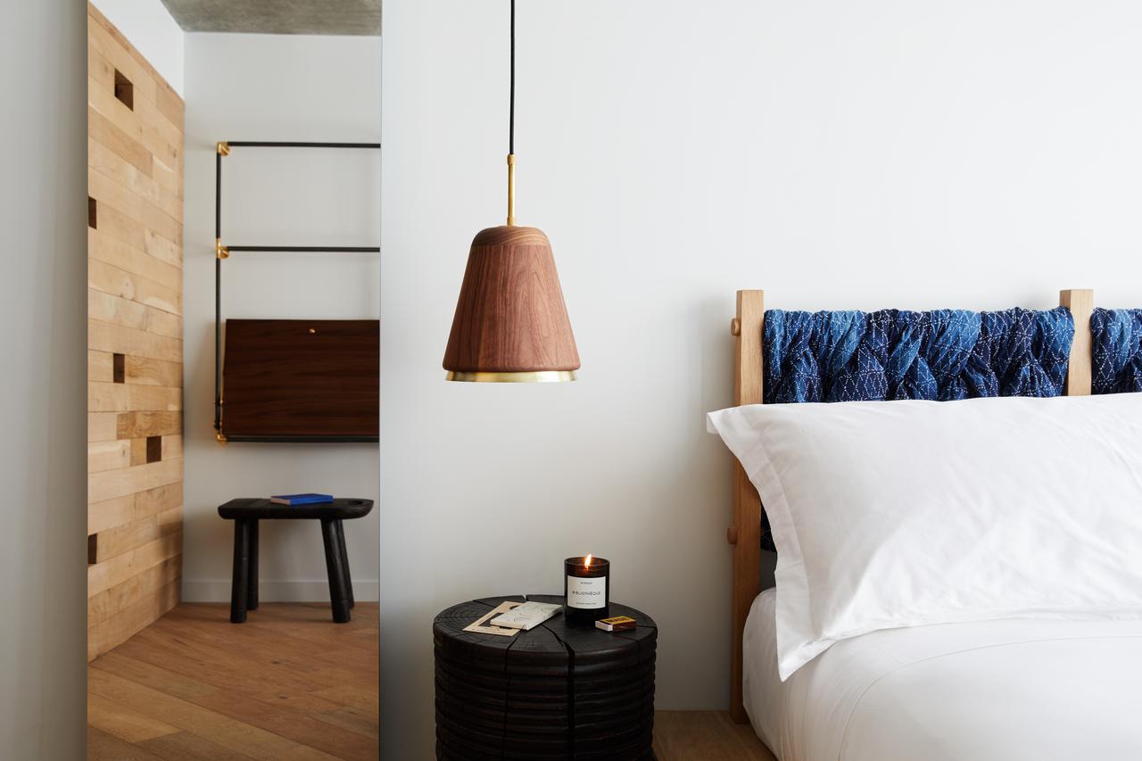 Zimmer mit Kingsize-Bett und Balkon