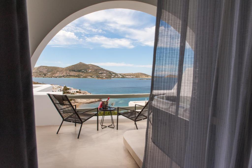 Suite mit einem Whirlpool im Freien und Panoramablick auf das Meer