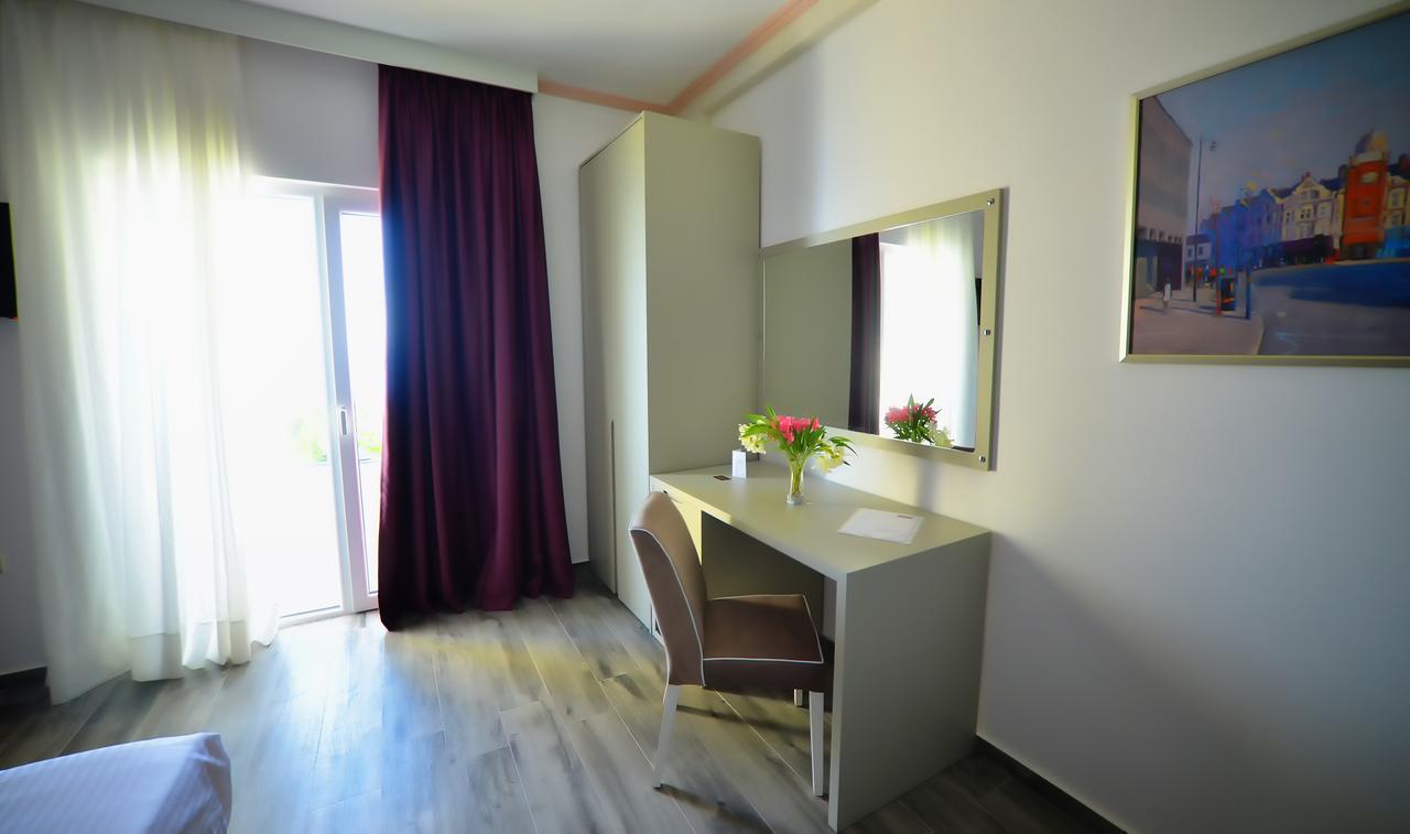 Eckzimmer mit Doppelbett und Meerblick