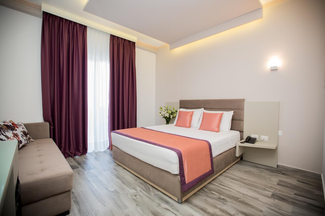 Standard Doppelzimmer mit seitlichem Meerblick