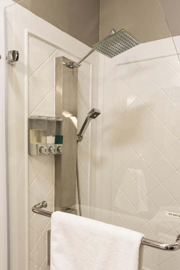 Deluxe Double Room Shower,642929997:JPEG
