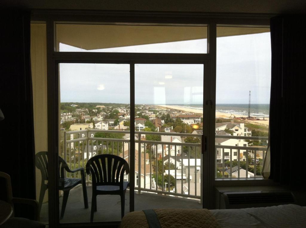 Coastal Two Bedroom Suite 1 King Bed, 2 Queens Bed, Sofa Bed