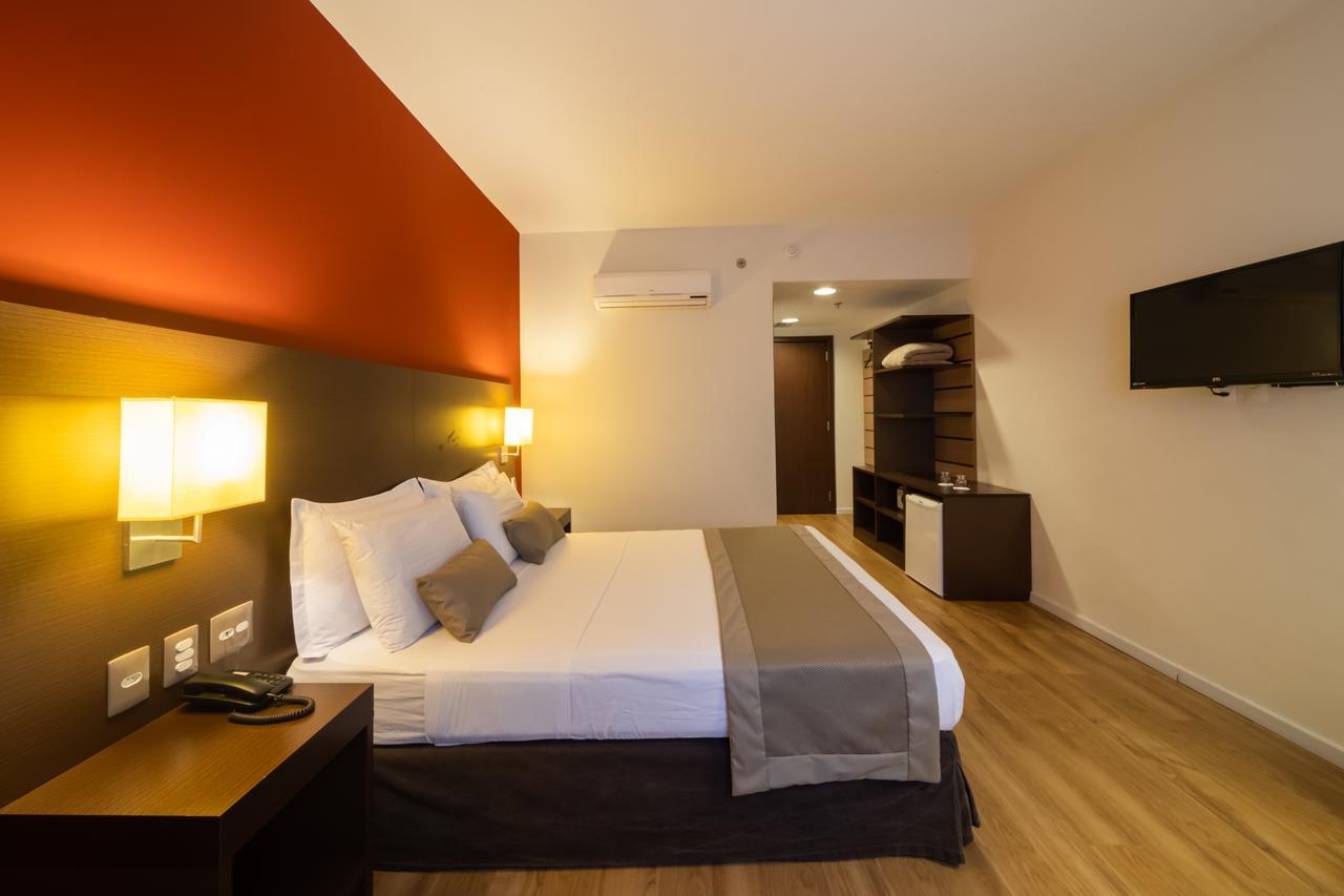 Quarto Duplo Deluxe com Cama de Casal