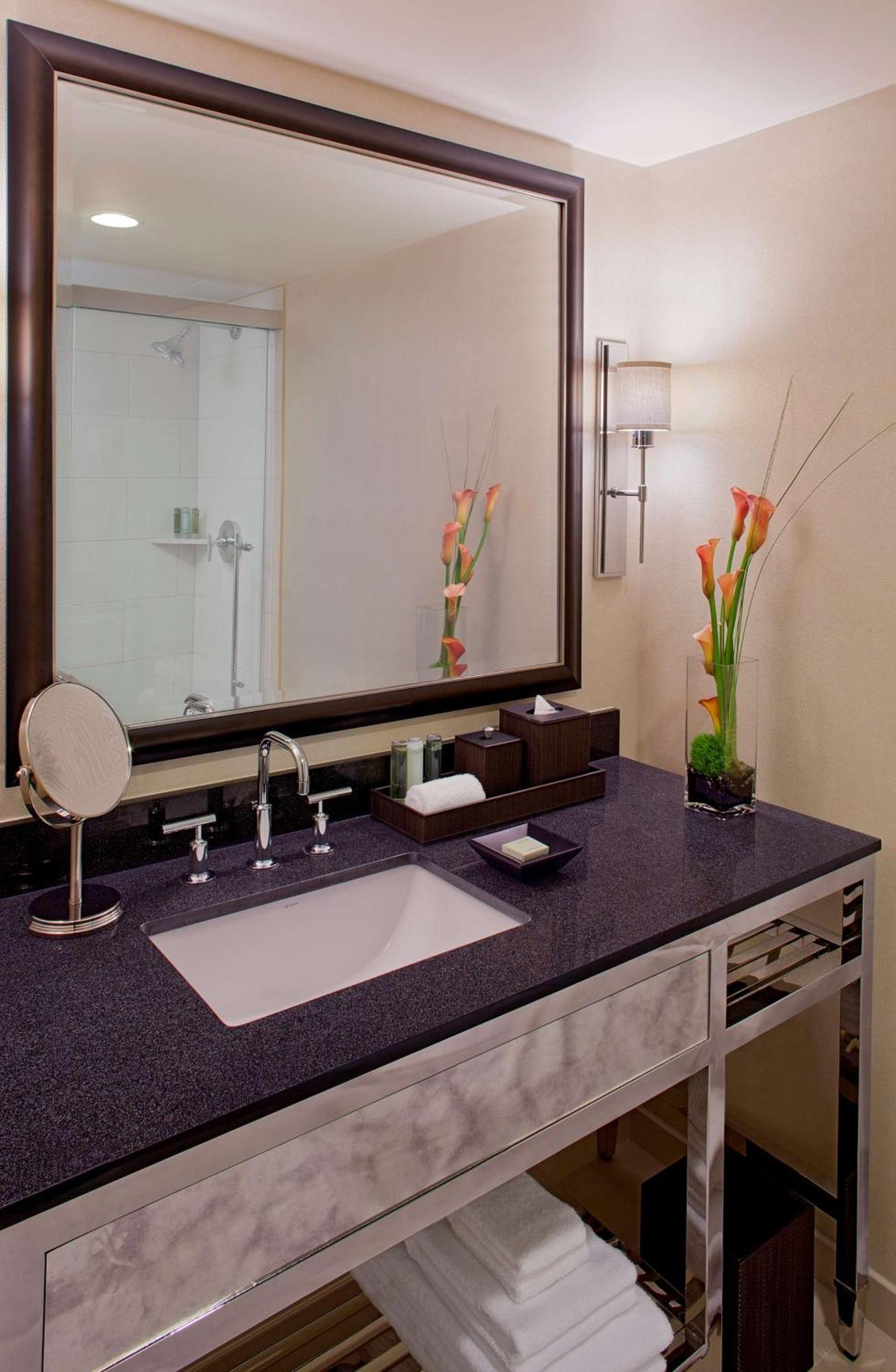 Chambre Lit King-Size avec Baignoire Accessible aux Personnes à Mobilité Réduite