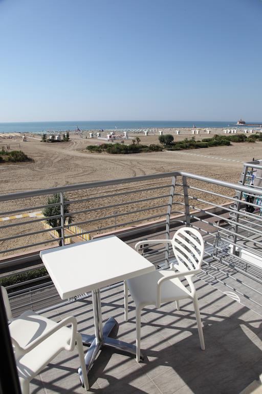 Dreibettzimmer mit Balkon und direktem Meerblick