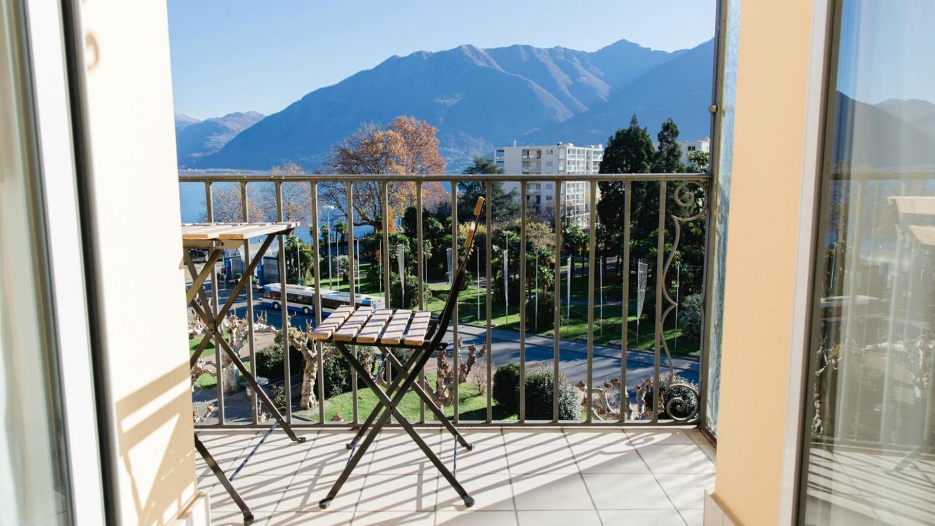 Camera Matrimoniale con Balcone e Vista Lago