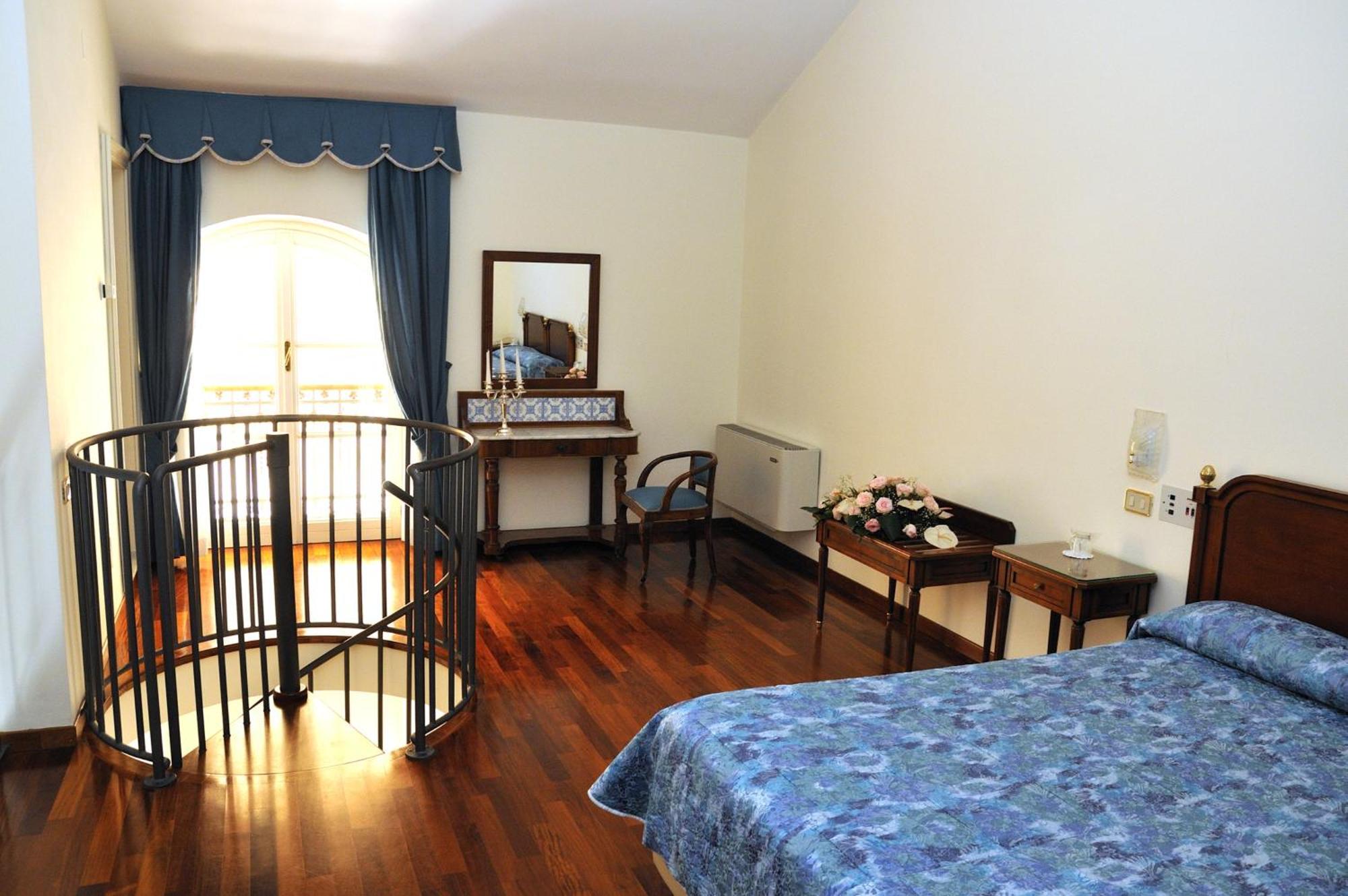 Suite Split Level,1216348114:JPEG