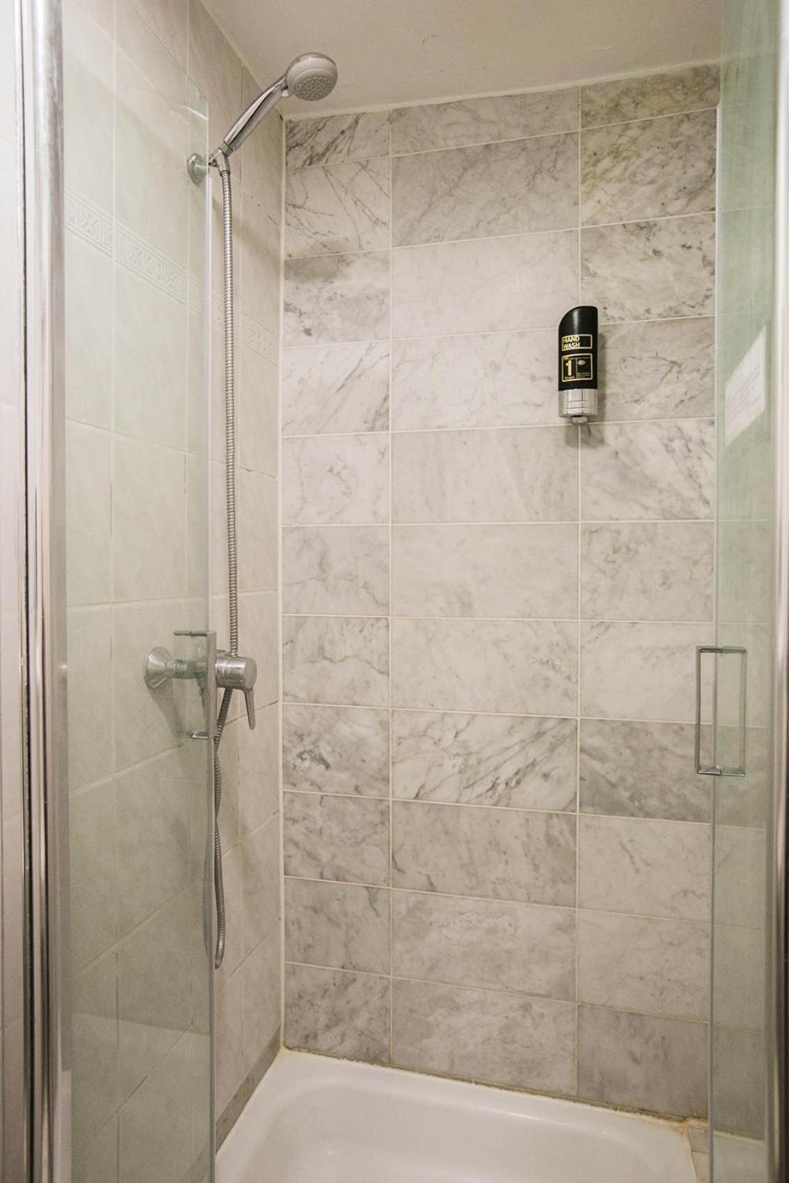 Eenpersoonskamer met Gedeelde Badkamer en Toilet