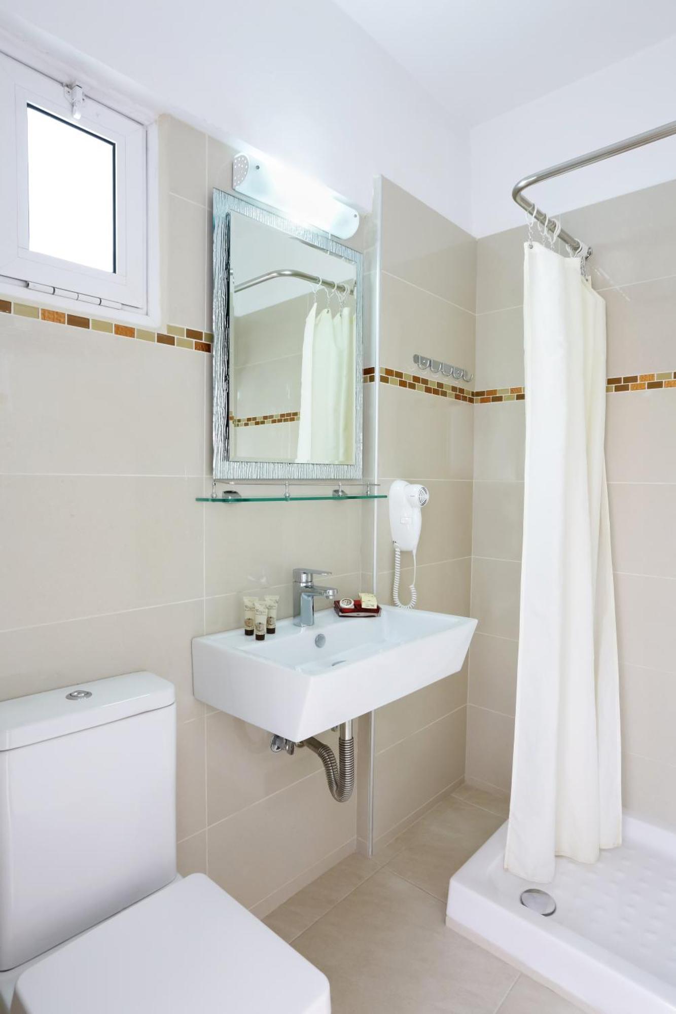 Quarto com Cama de Casal ou 2 de Solteiro